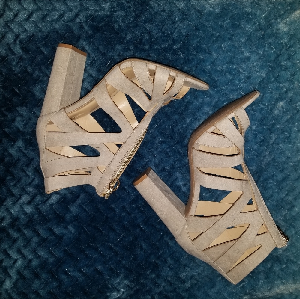 Zip up nude heel